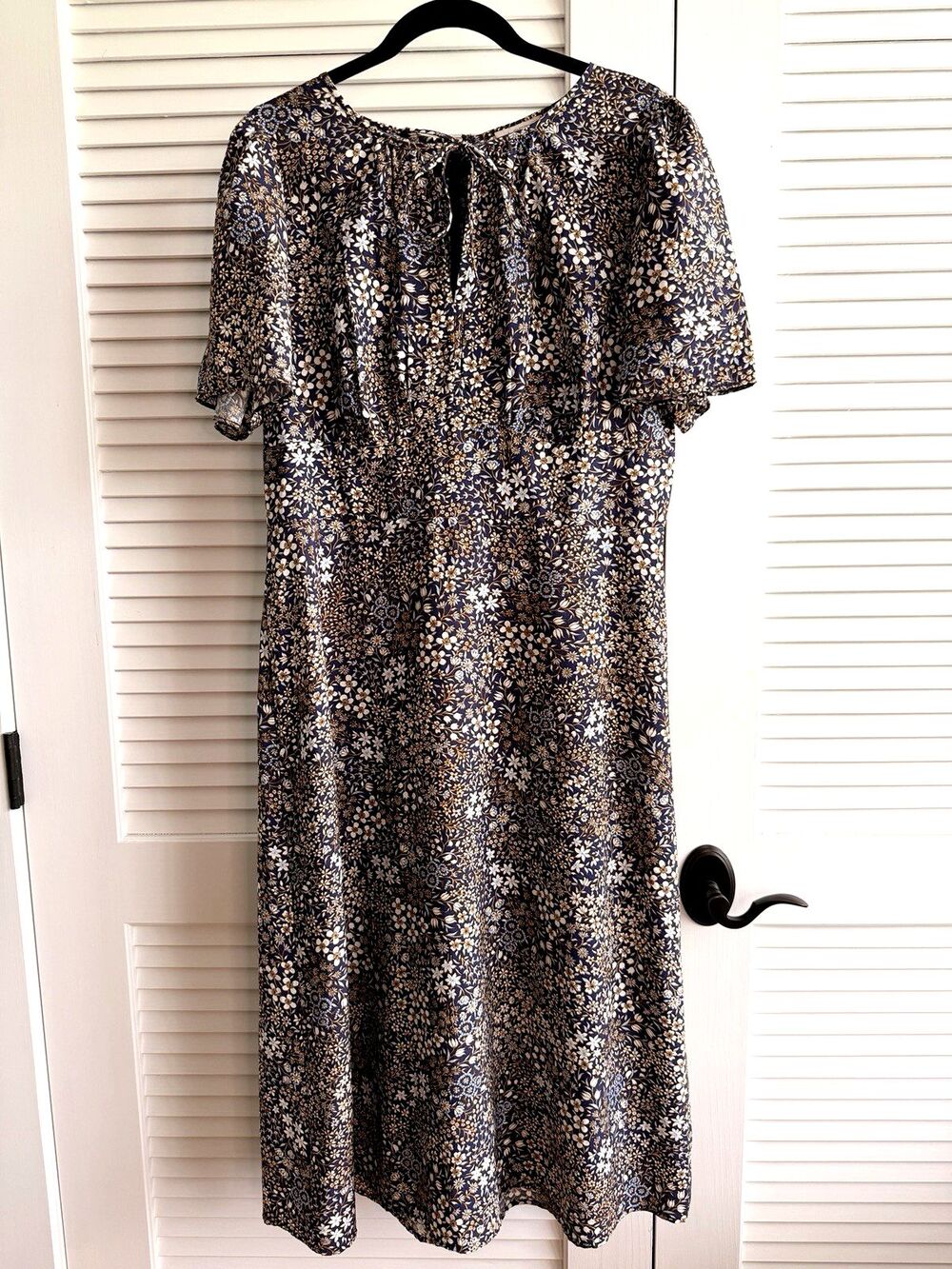 LOFT Outlet 12P Floral Midi Dress Blue Cream Flutter Sleeve Tie Neck Cottagecore